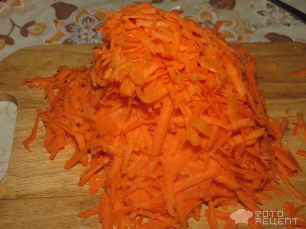 Морква трьом на тертці,   цибулю ріжемо дрібними кубиками, ставимо обсмажувати на соняшниковій олії