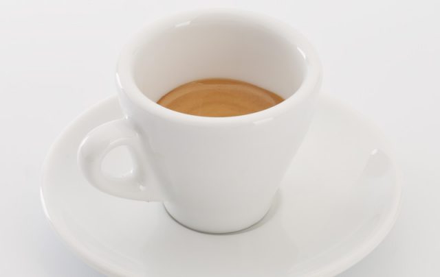 Цей кавовий напій, приготований за допомогою спеціального пристрою під назвою   кавоварка   , Або -   кавомашини