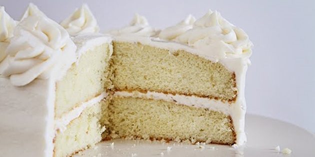 Кількість інгредієнтів розраховане на дві 22-сантиметрові форми (якщо ви хочете зробити торт з двох коржів) або на один великий пиріг розміром 22 × 33 сантиметри