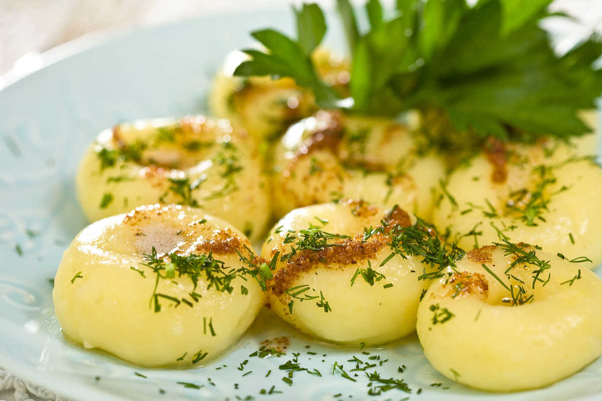 Kopytka - ліниві вареники з картоплі, в формі копит, подаються зі сметаною або як гарнір до основних страв