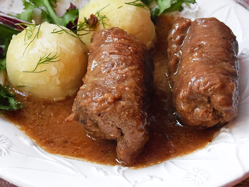 Історія цієї страви починається з XVII століття, зрази готували тільки з цільних відбитих шматочків м'яса, звідси і назва від польського слова «zrazy», в перекладі - «відрізаний шматок»