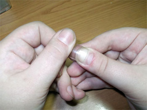 Підібрати для кожного нігтя тіпси - вона повинна максимально точно підходити за розміром: