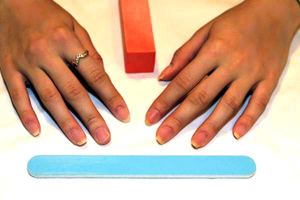 Для початку потрібно підготувати нігтики: відсунути кутикулу, обрізати зайву шкірку і обов'язково залишити вільний край нігтя довжиною приблизно в 2-3 мм