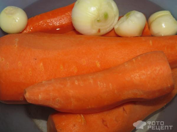 Для початку моєму і чистимо цибулю і моркву, люблю коли морквини багато тому я взяла її побільше