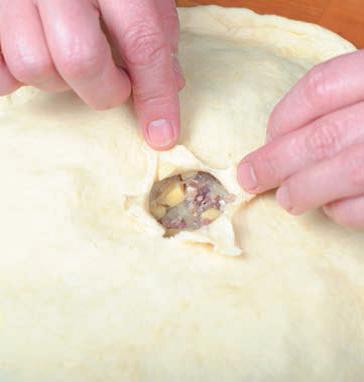 Поверхня пирога змастіть яєчним білком, наколи виделкою або зробіть в центрі один отвір, щоб пар з начинки міг вільно виходити