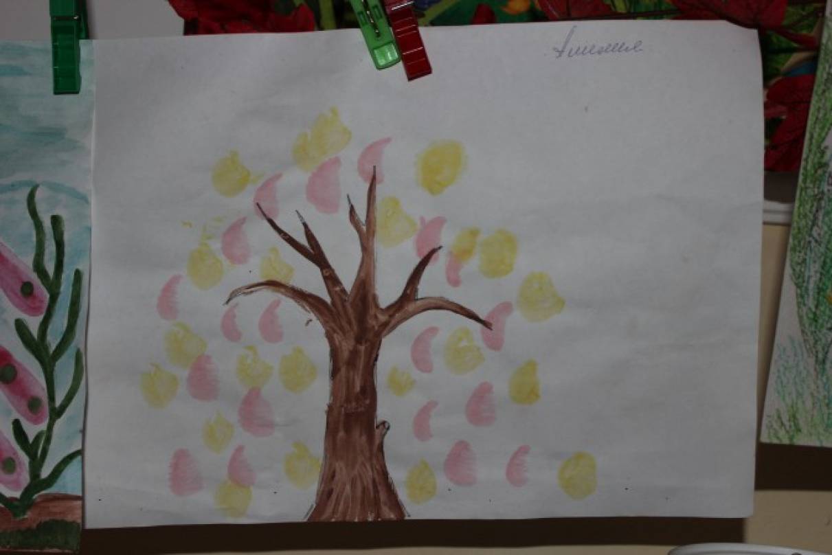 А також малюкам та їхнім батькам було дано завдання намалювати малюнок на тему Малюємо разом з мамою і ось що з цього вийшло:
