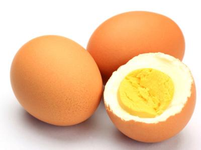 Крім бодібілдерів, які уважно стежать за яєчний білок вживають багато дівчат, які харчуються Їм не так важливо знати, скільки грам білка в одному яйці, оскільки вони орієнтуються на низький вміст жирів, калорій і вуглеводів