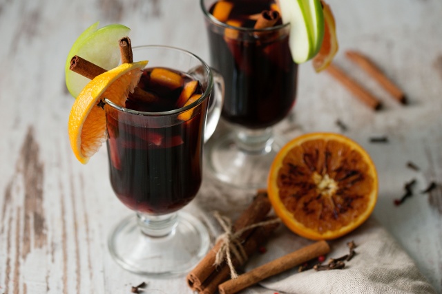 Прикрасити готовий напій за допомогою апельсина і спецій або можна прикрасити сам келих «цукровим інеєм»