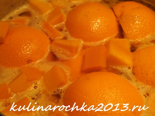 У Варя гарбуз влити апельсиновий сік і викласти половинки залишилася цедри апельсинів