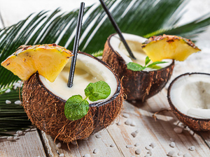 У Домініканській республіці дуже популярні свіжовичавлені соки і фруктові мікси з бананів, апельсинів, лимонів і   екзотичних фруктів   , А також коктейлі, з використанням кокосової води або вершків