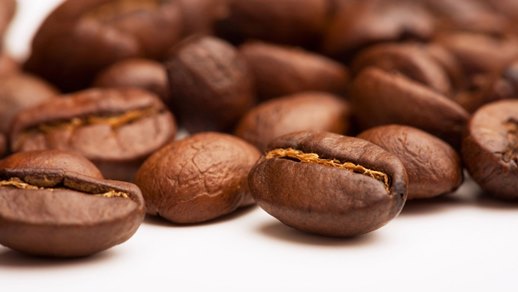 Вважається, що ефективно відбивають запах алкоголю з рота кавові зерна, мускатний горіх, лавровий лист