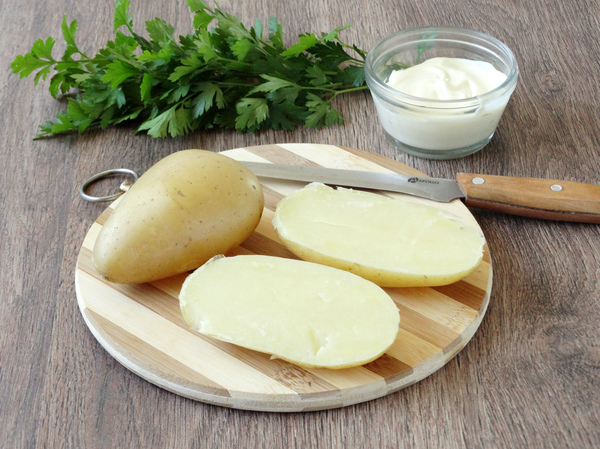 З усього розмаїття   рецептів з картоплі   зверніть увагу на картопляні човники, запечені в духовці
