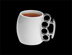 Чашку-кастет придумав французький дизайнер Крістобаль Карич, мотивуючи свою ідею такої закономірністю: щоб прийти в себе вранці, ми потребуємо чашці кави так само, як в ударі по обличчю