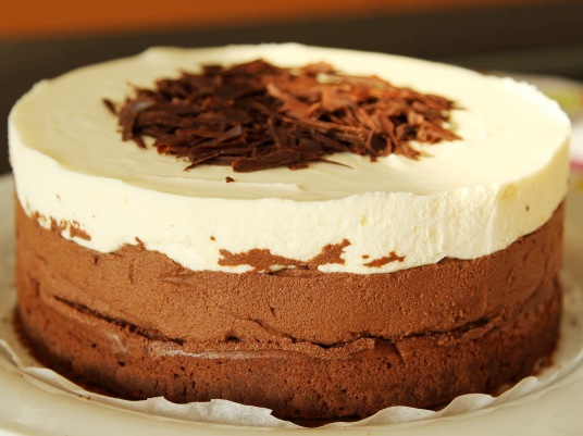 Торт-мус «Три шоколаду» являє собою шалено смачне поєднання, кожен шар - це смачний мус з шоколаду: чорного, молочного або білого